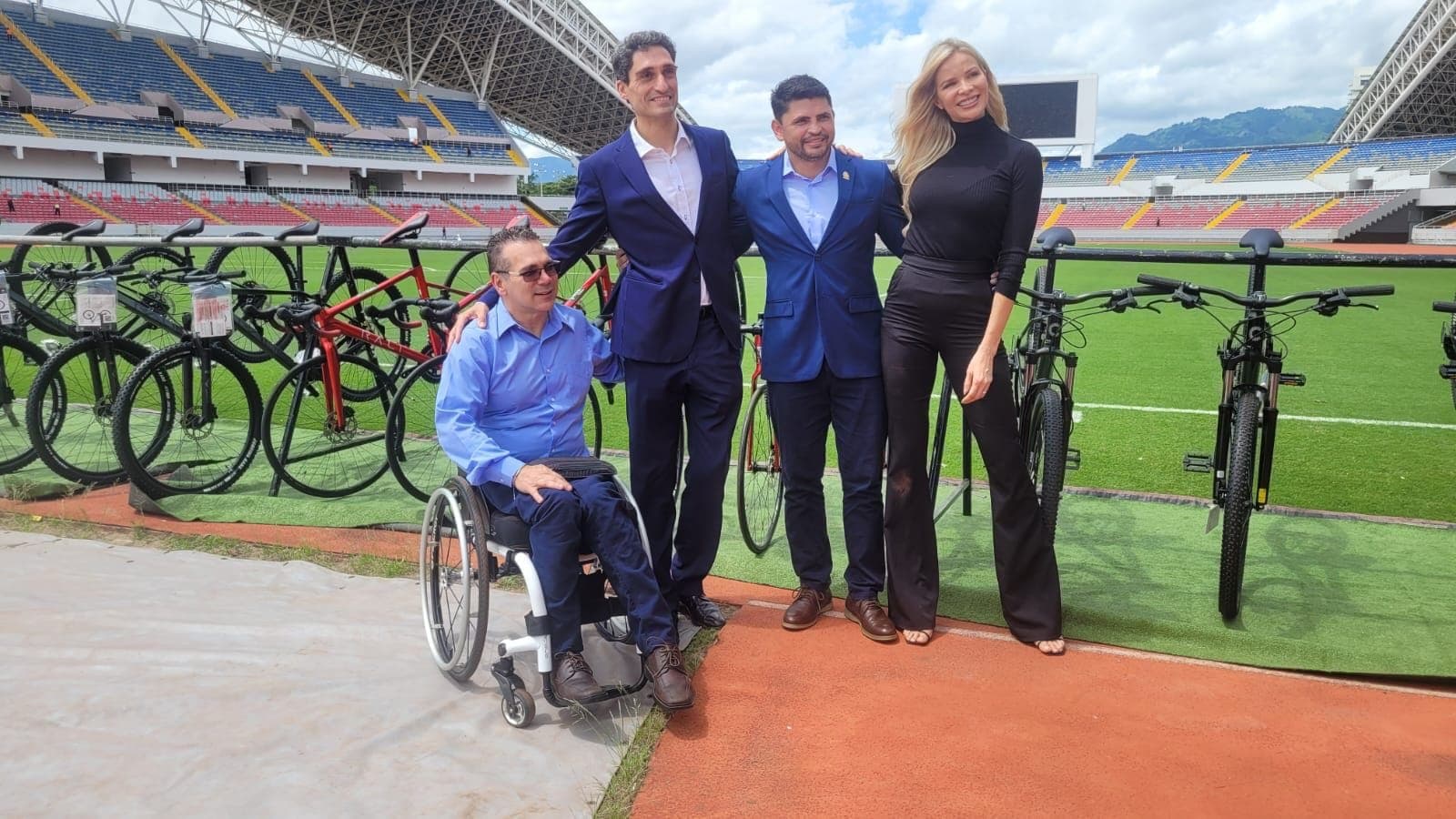 Ruta 27 by Globalvia dona bicicletas a comités deportivos y a niños de bajos recursos