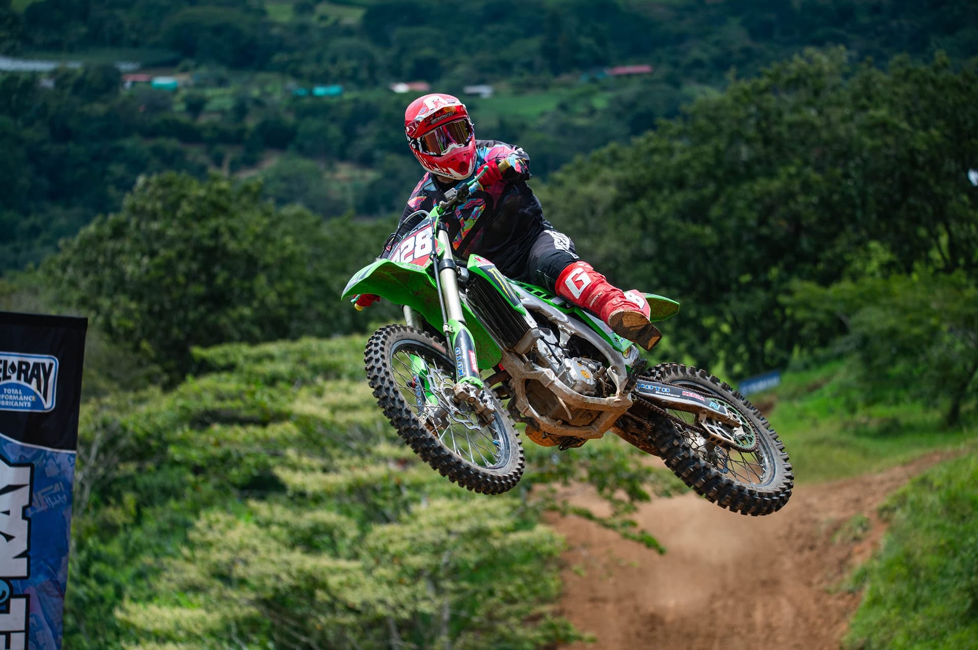 Pilotos de BMW y Kawasaki superaron las adversidades en desafiantes competencias