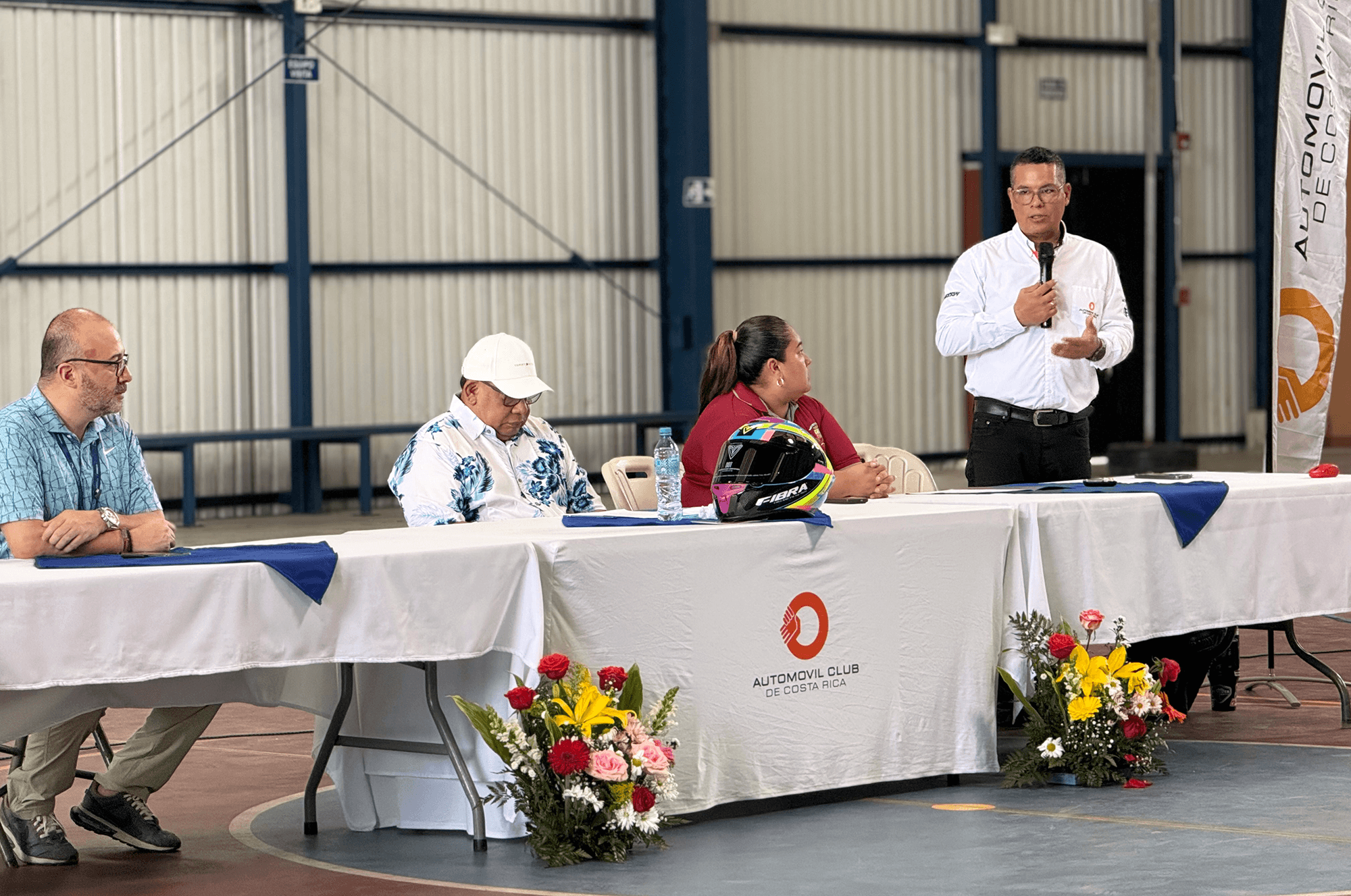Automóvil Club de Costa Rica entrega 150 cascos en Talamanca para reforzar la seguridad vial