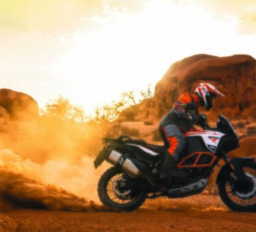KTM se actualiza con su linea de adventure y super adventure. 9 ktm 1290 super adventure r action 03