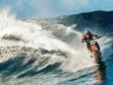 ¡Surfea en las olas más grandes del mundo sobre una moto!