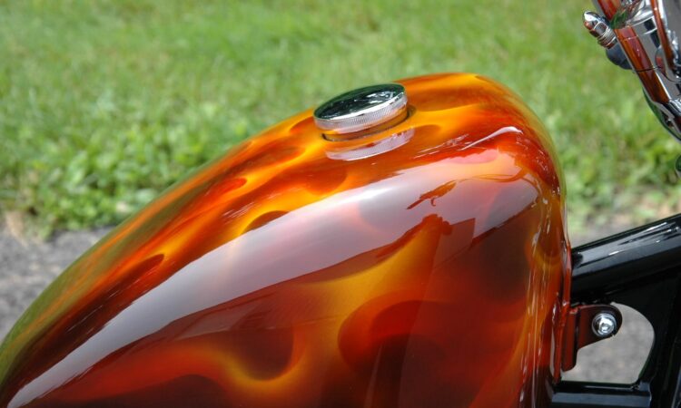 Cómo sacar el agua del tanque de combustible de una motocicleta 1 tanque