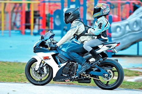 Responsabilidades del copiloto en una moto. 3 copiloto