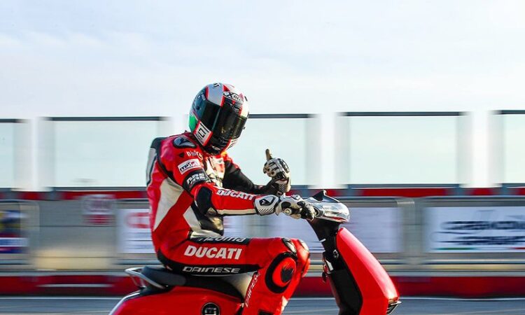 El scooter eléctrico de fabricación china de Ducati. 1 El curioso caso del scooter eléctrico de fabricación china con una insignia Ducati.
