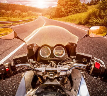 Posicionamiento adecuado del espejo de la motocicleta