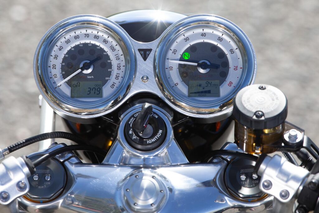 TRIUMPH THRUXTON 
