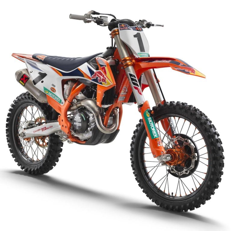 KTM 450 SX-F FACTORY EDITION 2020 Se reveló la 2020 KTM 450 SX-F Factory Edition. Como de costumbre, tiene muchas actualizaciones y algunos trucos. Veamos qué hace que esta KTM 450 SX-F sea una edición de fábrica. 1-Un silenciador Akrapovič al final del sistema de escape. Está hecho de titanio, y KTM afirma vagamente que el silenciador "ofrece una curva de torque mejorada y una potencia máxima perfectamente manejable". 2-Para acelerar más rápido, la biela Pankl tiene un casquillo de fricción reducida en el extremo pequeño. 3-Para un ajuste más preciso, se pueden cambiar las cubiertas de la caja de aire. Una operación sin herramientas, permite al conductor cambiar la respuesta del acelerador rápidamente. 4-La nueva KTM 450 SX-F Factory Edition tiene una cubierta de embrague Hinson Racing para una mayor durabilidad. 5-La horquilla de aire dividido WP Xact se cambia significativamente, gracias a que las partes internas se rediseñan. Hay un nuevo sistema de amortiguación de válvula intermedia, que KTM dice que mejora el control y la sensación. Para suavizar la acción inicial, la ranura de derivación de aire es 10 mm más grande en diámetro. El tubo exterior de la pata de amortiguación obtiene un bypass de aceite para suavizar la acción de la horquilla. 6-Agarrar las patas de la horquilla es una abrazadera triple mecanizada en fábrica de CNC. El desplazamiento es ajustable de 20 a 22 mm, y la abrazadera es de color naranja anodizado. 7-El shock WP Xact obtiene nuevas configuraciones para trabajar con los cambios en la bifurcación. 8-Las llantas DirtStar DID de fábrica reemplazan las llantas Excel en el modelo estándar. Las llantas DID están atadas a bujes mecanizados anodizados en naranja y utilizan un patrón de tres radios cruzados. 9-Un protector reforzado con fibra de carbono protege el disco de onda flotante frontal. 10-El asiento de fábrica tiene más agarre y tiene el logotipo de Selle Dalla Valle. 11-Los gráficos se actualizan a los estándares de Red Bull KTM Factory Racing, y el marco es de color naranja en la última KTM 450 SX-F Factory Edition.