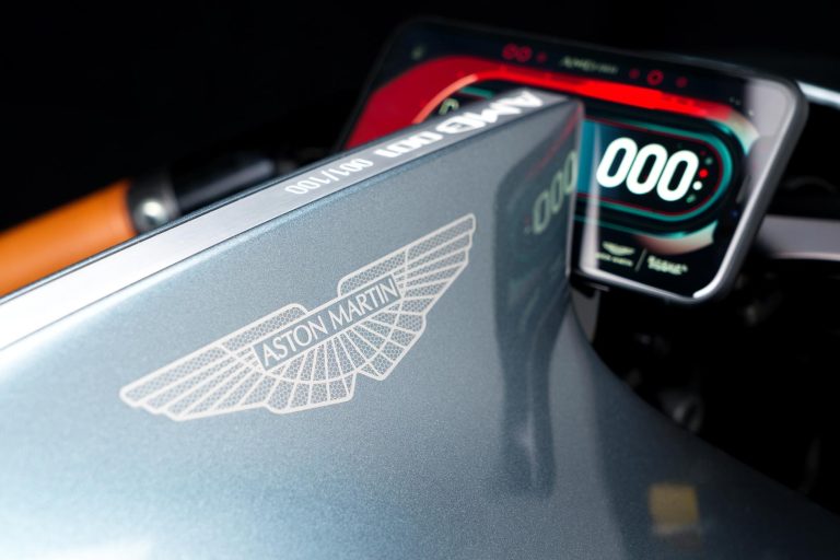 AMB 001 DE ASTON MARTIN Y BROUGH SUPERIOR