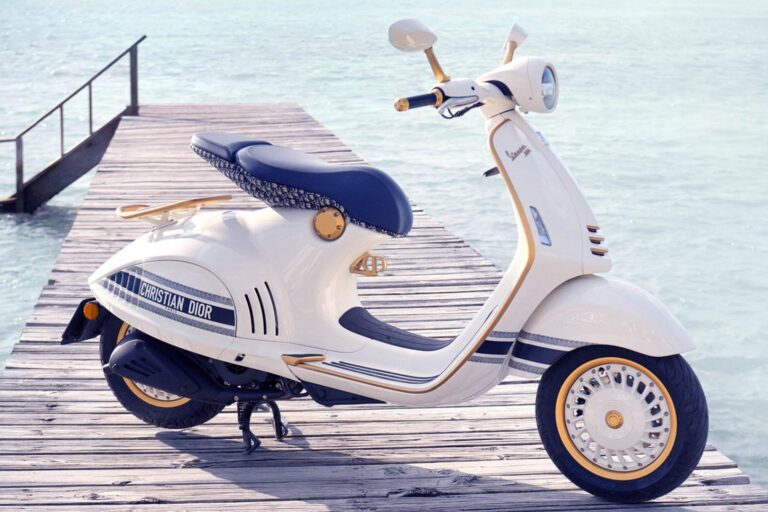 Galería Moto Revista CR 476 VESPA 946 CHRISTIAN DIOR 2021 (Edición Limitada)