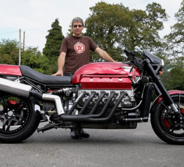 Motocicleta con motor Dodge Viper V 10