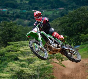 Pilotos de BMW y Kawasaki superaron las adversidades en desafiantes competencias