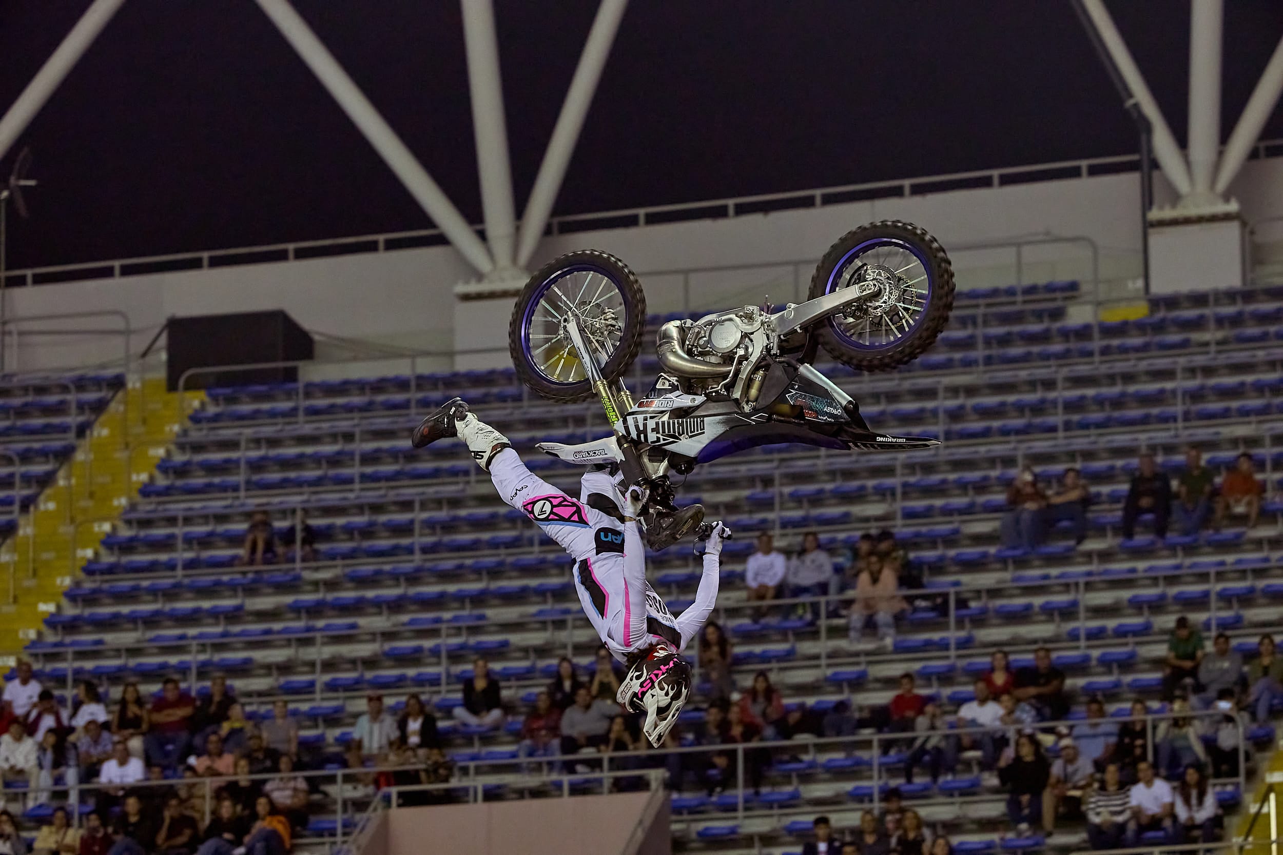 Mincha y Caillet deslumbran en su debut en X-Knights 2025 3 fmx