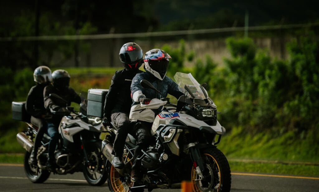 6 Consejos de seguridad para disfrutar al máximo los Rides en moto 3 Seguridad en grupo Motero