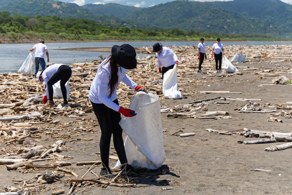Se retiran desechos 483 kilos en playa Guacalillo 3 Voluntarios